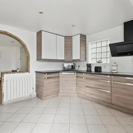 Chic Spacious Over-equipped Triplex Appartement